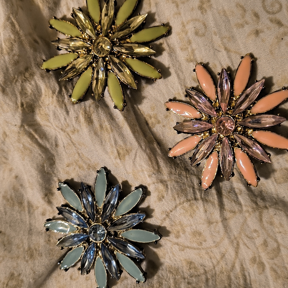 Elegant Floral Brooch Set - Pastel Yellow, Pink, and Blue